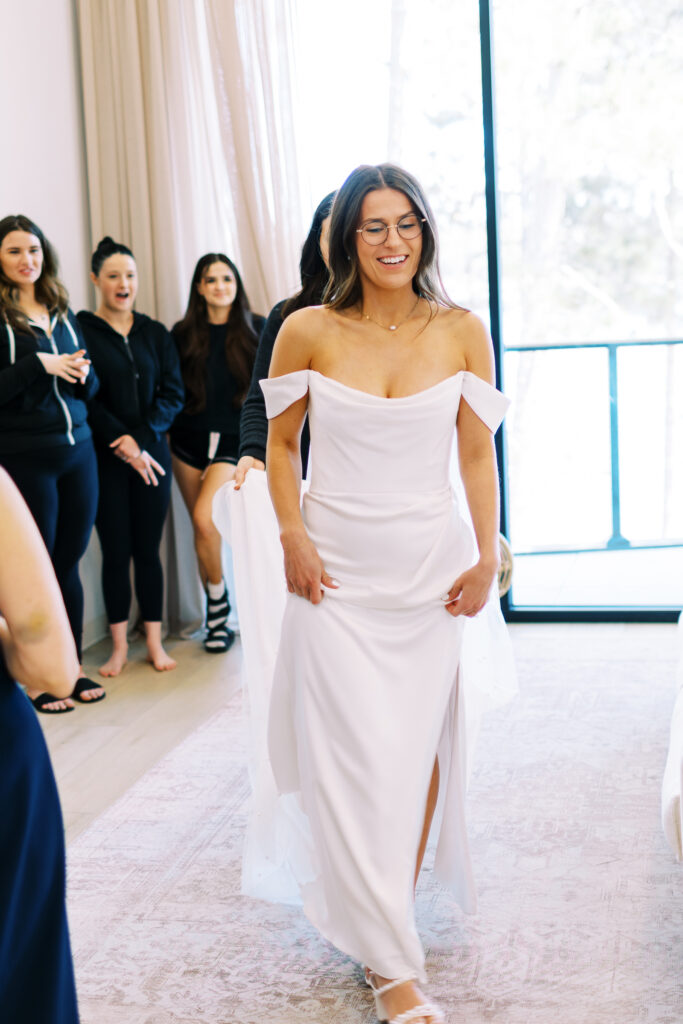 Bride and her girls checking out her wedding dress at Catalyst By Nature Link Resort. Captured by Minnesota wedding photographer Toly Dzyuba Photography.