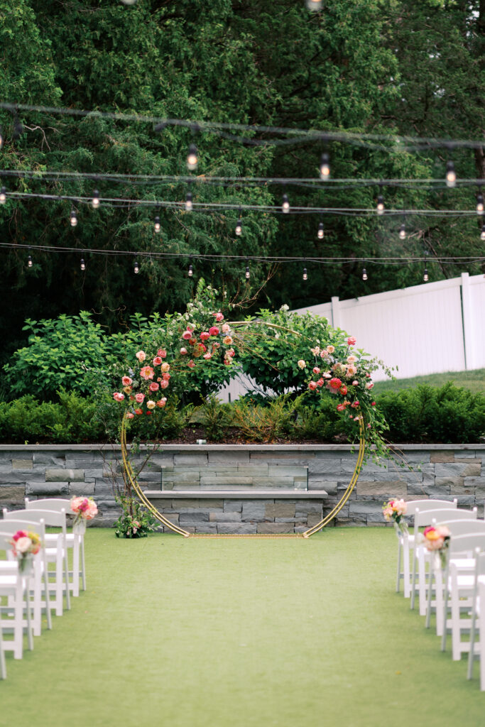 Floral arrangements by Haute House Studio, captured by Minnesota wedding photographer Toly Dzyuba Photography. 
